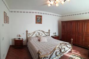 1 dormitorio con cama y lámpara de araña en Ai tre Campi, en Fornaci di Barga
