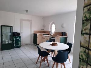 cocina con mesa y sillas en una habitación en La Loggia superbe appartement, en Pierry