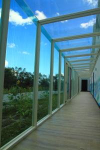 pasillo de un edificio de oficinas con ventanas grandes en Meet Canaan en Xikou