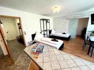 salon z łóżkiem i stołem w pokoju w obiekcie Apartment im Stadtzentrum mit W-LAN und Netflix Home Sweet Home w mieście Fürth