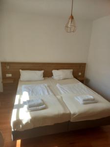 uma cama com dois travesseiros em um quarto em Hotel Krone Bad Cannstatt em Estugarda