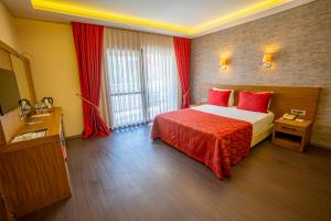 pokój hotelowy z łóżkiem i telewizorem w obiekcie Azka Hotel w Bodrum