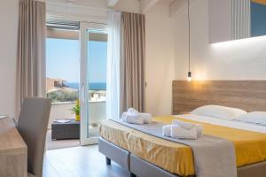 um quarto de hotel com uma cama e vista para o oceano em Horizon Hotel Badesi em Badesi