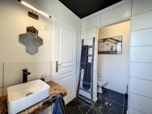 łazienka z umywalką i toaletą w obiekcie Appart LA MANUFACTURE - Maison 1911 - confort & prestige w mieście Gien +6 zdjęć