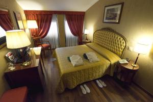 ein Hotelzimmer mit einem Bett mit zwei Handtüchern darauf in der Unterkunft Villa Quaranta Tommasi Wine Hotel & SPA in Pescantina