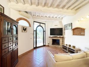 A television and/or entertainment centre at Appartamento con Piscina e Giardino a Siena