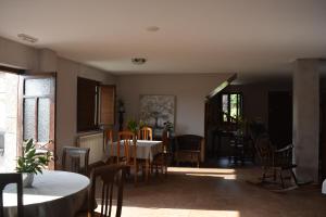 - une salle à manger avec une table et des chaises dans l'établissement el calero, à Oviedo