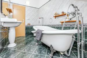 Kúpeľňa v ubytovaní Utulny a prostorny podkrovni byt s krbovymi kamny