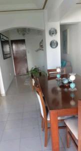 comedor y sala de estar con mesa y sillas en HERMOSO DPTO 2 dor TUCUMAN en San Miguel de Tucumán