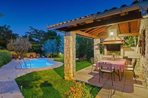 KršanにあるAlbino in Kršan (Haus für 6 Personen)の裏庭(テーブル、暖炉、プール付)