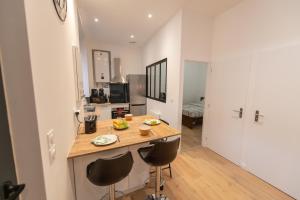 Kuchyňa alebo kuchynka v ubytovaní KASA LOFT CENTRE 2 - WIFI et TV - Confortable et stationnement gratuit à proximité