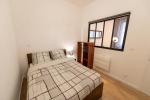 Posteľ alebo postele v izbe v ubytovaní KASA LOFT CENTRE 2 - WIFI et TV - Confortable et stationnement gratuit à proximité