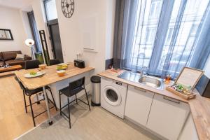 Kuchyňa alebo kuchynka v ubytovaní KASA LOFT CENTRE 2 - WIFI et TV - Confortable et stationnement gratuit à proximité