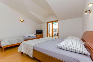 Postel nebo postele na pokoji v ubytování Apartments Milivoj
