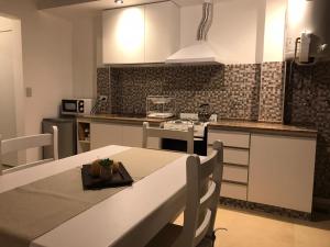 a kitchen with a table and a counter top at Dpto El Monumento in Concepción del Uruguay