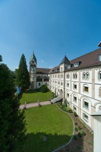 una vista aérea de un edificio con un patio verde en St. Bonifatiuskloster - Geistliches Zentrum en Hünfeld