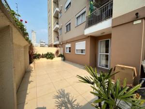 an empty sidewalk in front of a building at Apartamento Villa Nova Master Collection in Passo Fundo