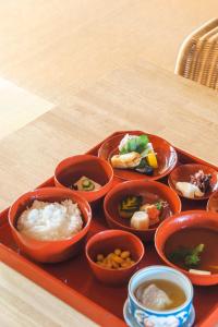 een dienblad met kommen eten op een tafel bij Maana Kyoto in Kyoto