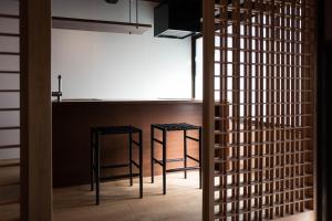 2 taburetes en una habitación con ventana en Maana Kyoto, en Kioto 7 fotos más
