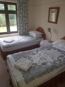 オックスフォードにあるQuince Houseの窓のある部屋にベッドが2つある