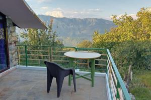 - Balcón con vistas, mesa y silla en BAANZ CABIN - managed by The Silver Oak Place, en Pithorāgarh