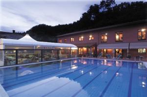 a large swimming pool in front of a building at Hotel Lago Verde in Serravalle Pistoiese