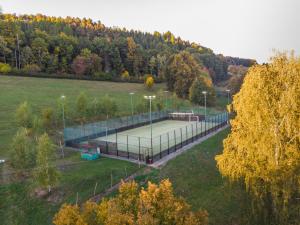 widok na kort tenisowy na polu w obiekcie Penzion Jizera Malá Skála w mieście Malá Skála