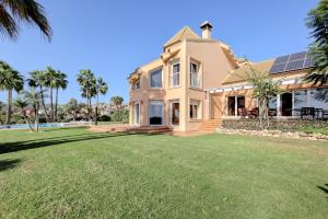 una imagen de una casa con un gran patio en Villa Alcaidesa Vistas al Mar en San Roque