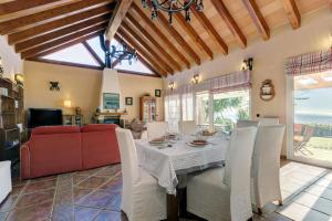 comedor con mesa y sofá en Villa Alcaidesa Vistas al Mar en San Roque
