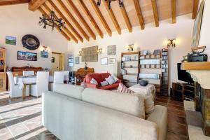 sala de estar con 2 sofás y TV en Villa Alcaidesa Vistas al Mar en San Roque