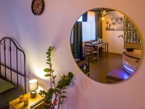 a mirror on the wall of a living room at Punkt Nieruchomości in Katowice