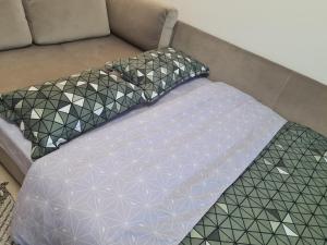 Bett in einem Zimmer neben einer Couch in der Unterkunft Ghencea Residence 158 L2.2 in Bukarest