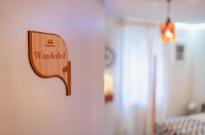 drewniany znak na ścianie w sypialni w obiekcie My Bed in pico w mieście Madalena