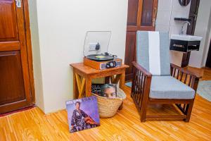 Pokój z krzesłem i stołem z lustrem w obiekcie Zanzibar Spice Nest Apartment w mieście Stone Town