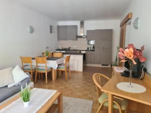 sala de estar y cocina con mesa y sillas en Appartement Bürgerbräu Hermagor, en Hermagor