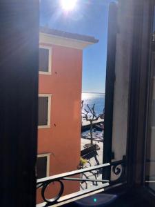 ein Blick auf das Meer aus einem Fenster eines Gebäudes in der Unterkunft MILU'- incantevole appartamento in centro a Garda in Garda