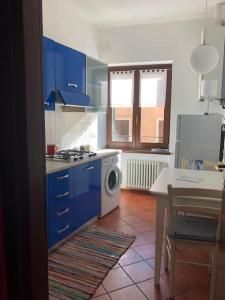 Ett kök eller pentry på MILU'- incantevole appartamento in centro a Garda