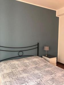 ein Schlafzimmer mit einem Bett und einem Nachttisch mit Lampe in der Unterkunft MILU'- incantevole appartamento in centro a Garda in Garda + 1 Foto