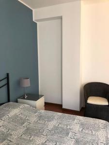 Säng eller sängar i ett rum på MILU'- incantevole appartamento in centro a Garda