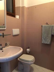 Ett badrum på MILU'- incantevole appartamento in centro a Garda