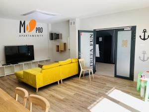TV a/nebo společenská místnost v ubytování MS Pro Apartamenty KOŁO BRZEGU + 17 fotografií