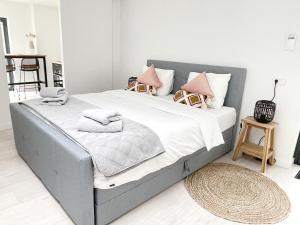 1 dormitorio con 1 cama grande con almohadas rosas en Studio La Rose en Arnhem