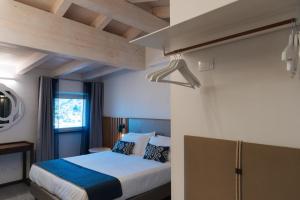 Postel nebo postele na pokoji v ubytování Colonna 24 Luxury Room in Portovenere near 5 Terre