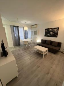 a living room with a couch and a table at Apartamento 1 dormitorio cerca hospitales in Zaragoza