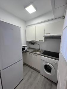 cocina con lavadora y fregadero en Apartamento 1 dormitorio cerca hospitales, en Zaragoza