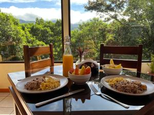 una mesa con dos platos de comida. en La Casa Bonita en Monteverde