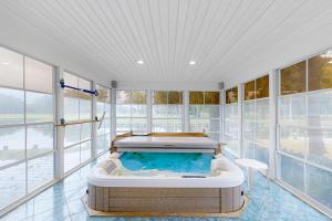 bañera de hidromasaje en una habitación con ventanas en Newport Dr 82, en Ocean Pines
