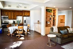 Bountiful Heights في بونتيفول: مطبخ وغرفة معيشة مع طاولة وأريكة