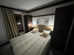 Ένα ή περισσότερα κρεβάτια σε δωμάτιο στο Appartement Manoir de Savoie Arc 1950