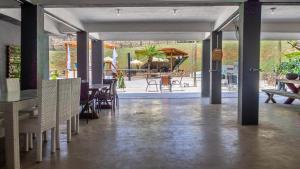 une salle à manger avec une table et des chaises ainsi qu'une terrasse dans l'établissement Garden House Pousada, Boutique & Spa, à São Roque